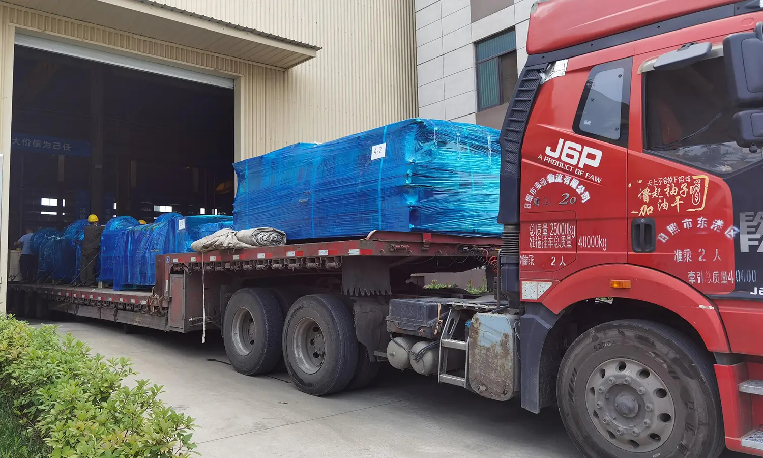 Precision Delivery, Shared Success! Jaw Crusher Successfully Loaded and Shipped